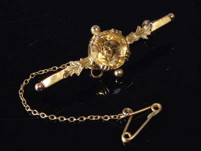 Lot 25 - A 9ct gold bar brooch centred with circular...