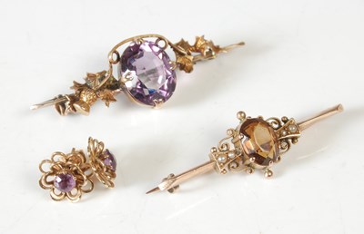 Lot 35 - A 9ct gold citrine and split pearl bar brooch,...