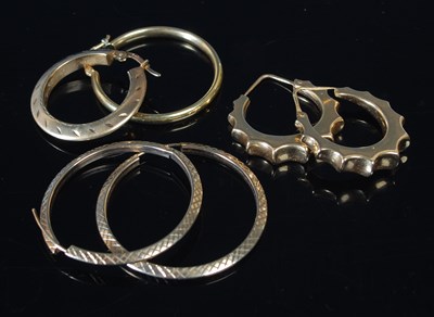 Lot 44 - A pair of 9ct gold circular earrings, 1.8g;...