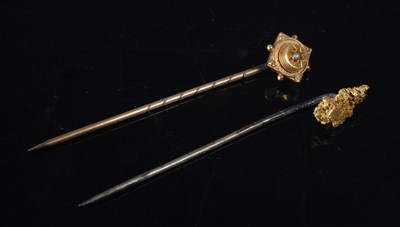 Lot 39 - A high carat gold nugget topped stick pin,...