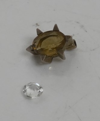 Lot 41 - A white and yellow metal mounted three stone...