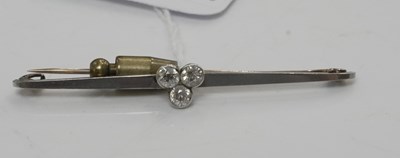 Lot 41 - A white and yellow metal mounted three stone...