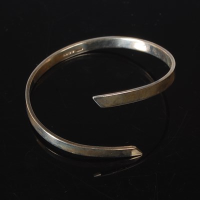 Lot 49 - A London silver crossover cuff bangle /...