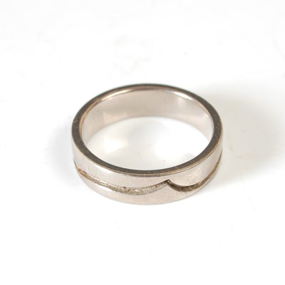 Lot 52 - An 18ct white gold ring, maker's mark of 'CE',...