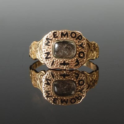 Lot 59 - A yellow metal and black enamel mourning ring,...