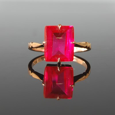 Lot 64 - A yellow metal single stone dress ring, set...