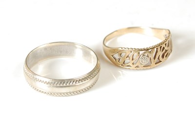 Lot 67 - Two 9ct gold rings, to include a 9ct yellow...