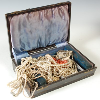Lot 86 - A box of assorted costume jewellery, to...
