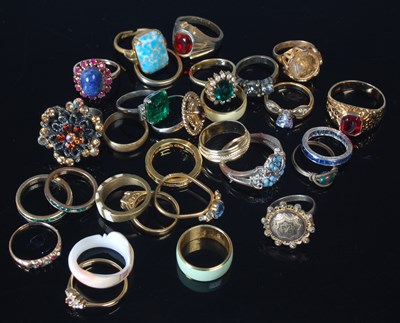 Lot 93 - A collection of assorted yellow metal...