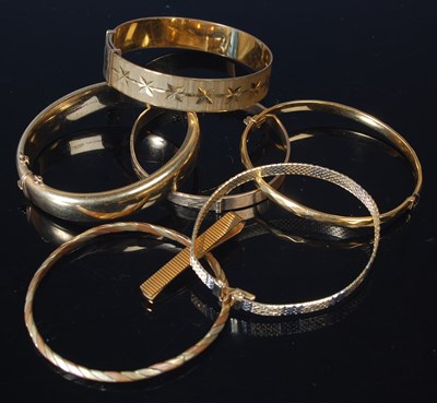 Lot 100 - A vintage Excalibur rolled gold hinged bangle,...
