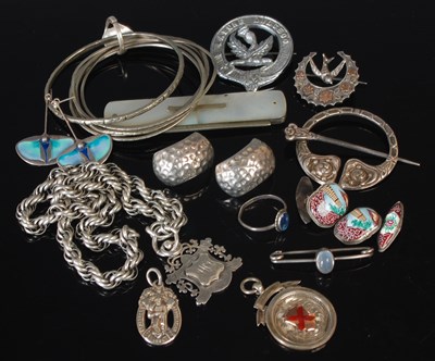 Lot 114 - A collection of assorted silver and white...