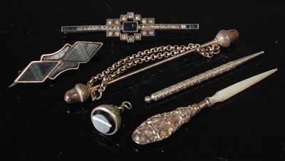 Lot 115 - A white metal tie pin with acorn shaped ends...