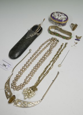 Lot 194 - A box of assorted costume jewellery, to...