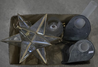 Lot 400 - A box of assorted lighting to include a glass...