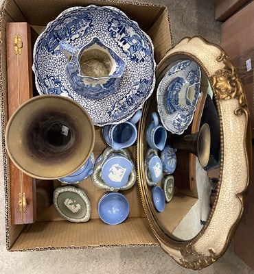 Lot 486 - A box of assorted items, to include a vintage...