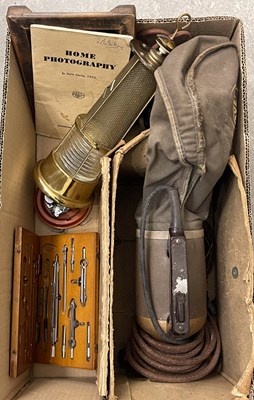Lot 470 - A box of assorted items, to include a...