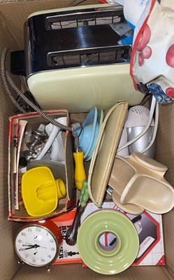 Lot 477 - A box of assorted vintage Kitchenalia, to...