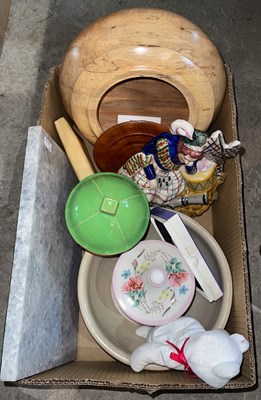 Lot 518 - A box of assorted items, to include a Wedgwood...