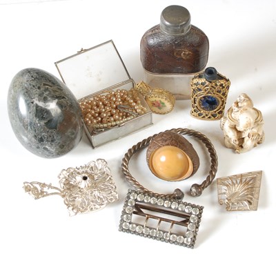 Lot 81 - A collection of assorted items, to include a...