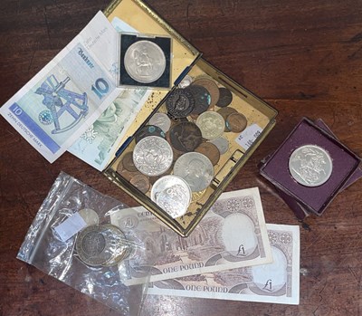 Lot 194 - A box of assorted coinage and banknotes, to...