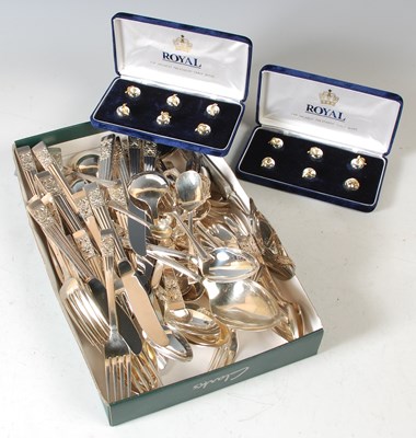 Lot 223 - A box of assorted silver plated flatware, to...