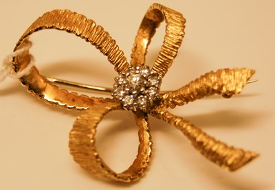 Lot 226 - An 18ct gold and diamond set bow brooch,...