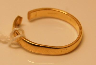 Lot 227 - A yellow metal wedding ring, 2.9 grams