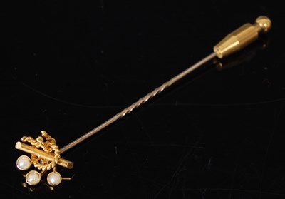 Lot 20 - A 15ct gold tiepin with rope and baton mount...