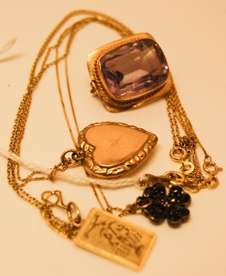 Lot 233 - A collection of jewellery to include a yellow...