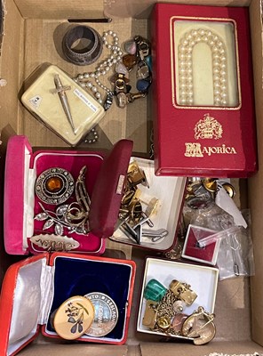 Lot 215 - A box of assorted costume jewellery, to...