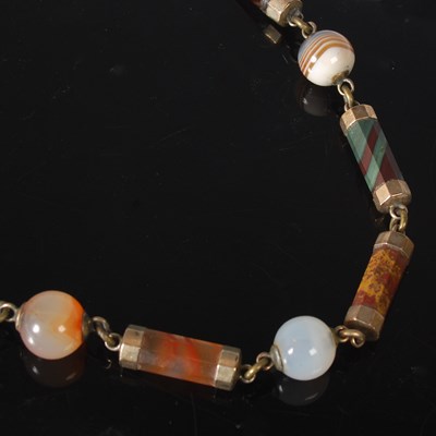 Lot 9 - A yellow metal mounted agate necklace, with...