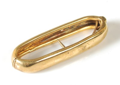 Lot 33 - A yellow metal scarf ring, of oval form, marks...
