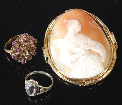 Lot 36 - A small group of jewellery, to include a...