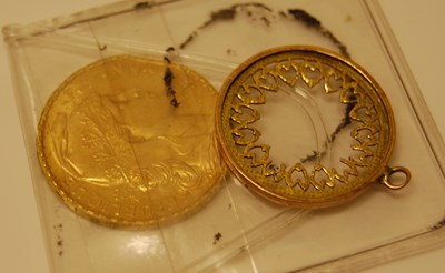 Lot 240 - A French Republique twenty FCS gold coin dated...