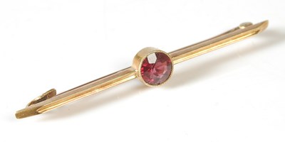 Lot 42 - A yellow metal and garnet set bar brooch,...