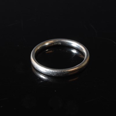 Lot 55 - A 950 grade platinum wedding ring, maker's...