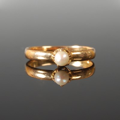Lot 62 - A yellow metal and split pearl single stone...