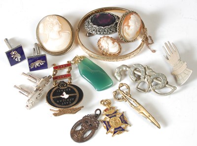 Lot 76 - A collection of assorted costume jewellery, to...