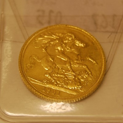 Lot 241 - An Elizabeth II gold sovereign dated 1981