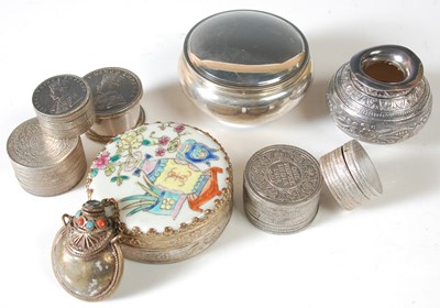 Lot 149 - Small group of assorted silver and white metal...