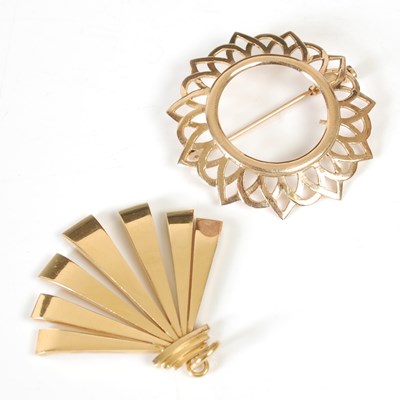 Lot 43A - A yellow metal fan shaped pendant testing as...