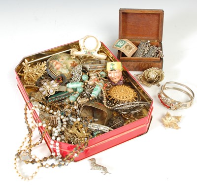 Lot 85B - A large assortment of costume jewellery to...