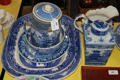 Lot 392 - A collection of blue and white ceramics to...