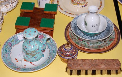 Lot 393 - A mixed group of Japanese and Chinese ceramics...