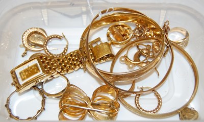 Lot 263 - A collection of assorted gold and yellow metal...