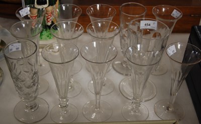 Lot 454 - A collection of assorted glassware