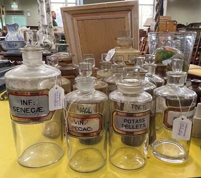 Lot 465 - A collection of assorted clear glass...