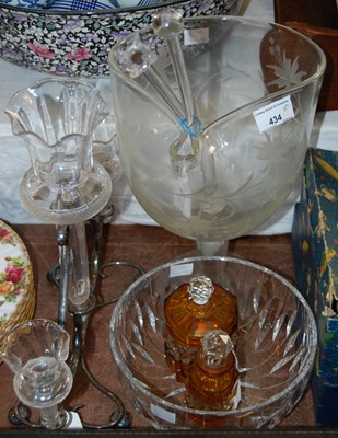 Lot 434 - A group of mixed glassware to include an...