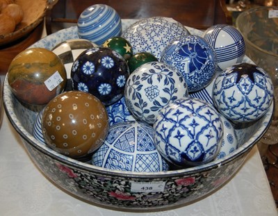 Lot 438 - A group of mixed ceramics to include a large...