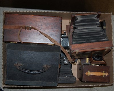 Lot 476 - Box - vintage cameras and components to...